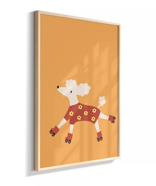 Cachorra poodle de patins e tricot floral (fundo amarelo)