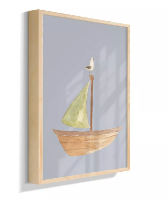 Barco de madeira com vela verde e gaivota (fundo azul)