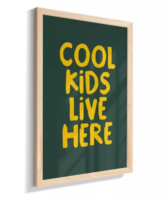 Cool kids live here (fundo verde) com frase amarela