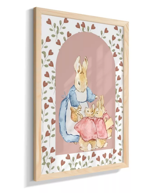 Mamãe coelha com filhotes no jardim (moldura rose)