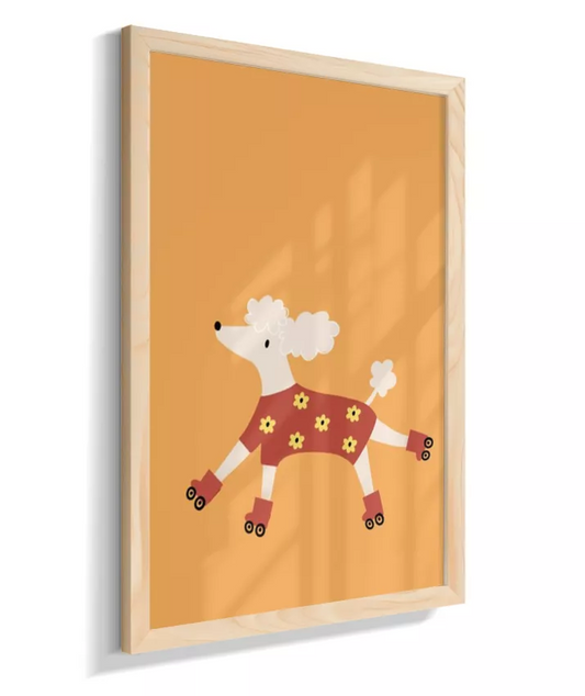 Cachorra poodle de patins e tricot floral (fundo amarelo)