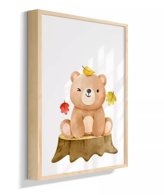 Urso no bosque com cogumelos