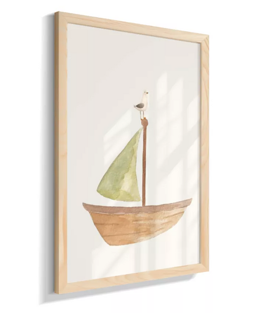 Barco de madeira com vela verde e gaivota