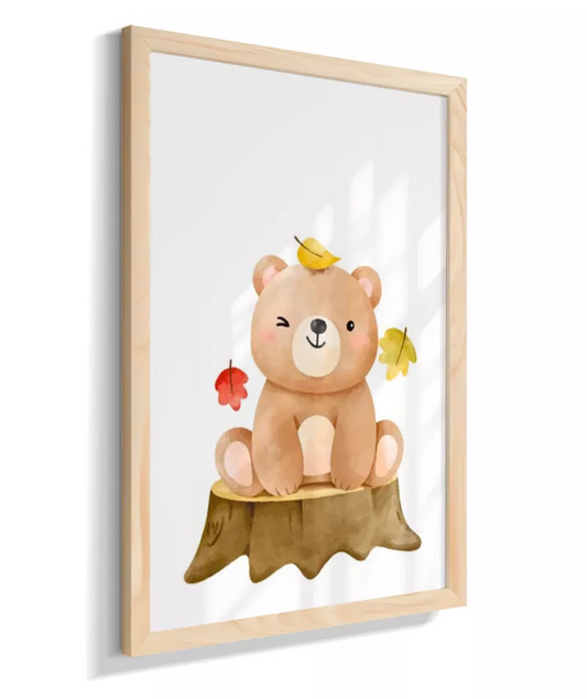 Urso no bosque com cogumelos