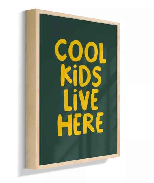 Cool kids live here (fundo verde) com frase amarela