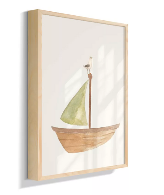 Barco de madeira com vela verde e gaivota