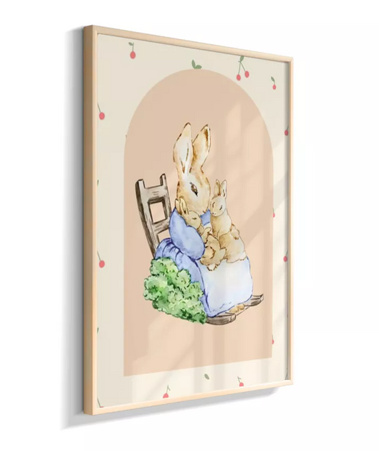 Mamãe coelha com filhotes na cadeira (moldura cerejas)