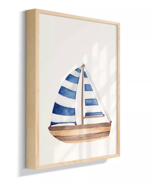 Barco de madeira com vela listrada azul e branco