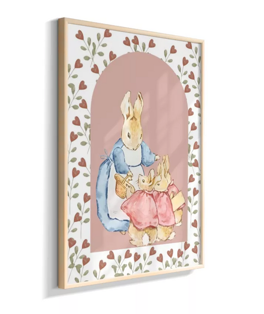 Mamãe coelha com filhotes no jardim (moldura rose)
