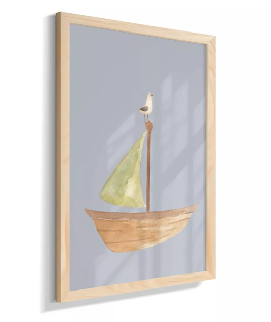 Barco de madeira com vela verde e gaivota (fundo azul)