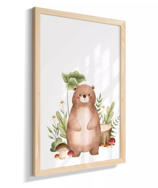 Urso no bosque com cogumelos
