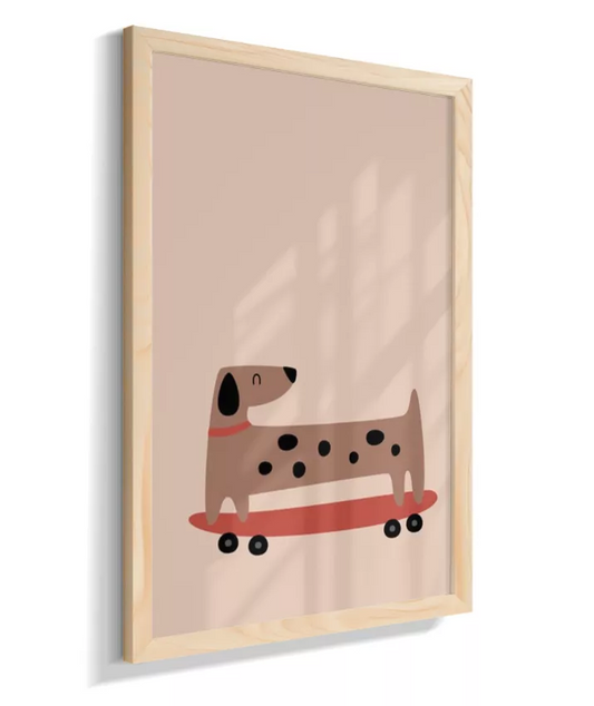Cachorro salsicha no skate (fundo neutro)