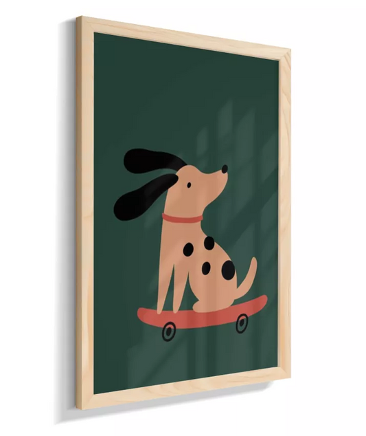 Cachorro marrom no skate, orelhas voando (fundo verde)