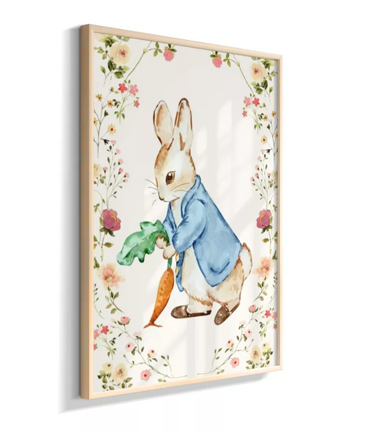 Pedro Coelho com a cenoura (Peter Rabbit, moldura de flores)