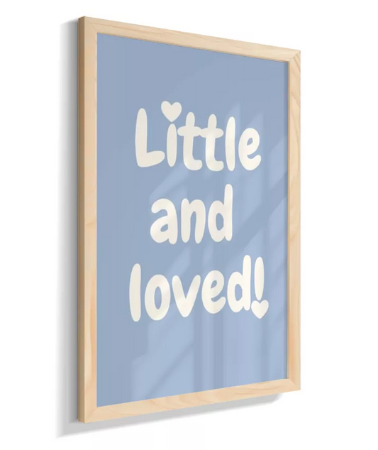 Little and loved! (fundo azul)