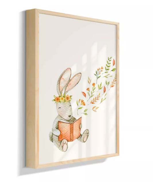Coelho com livro no jardim