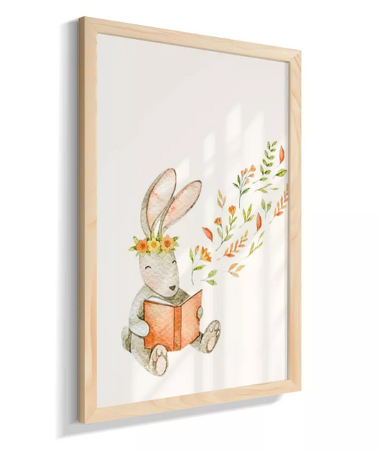 Coelho com livro no jardim