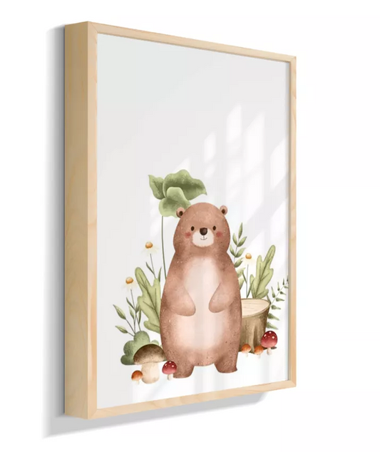 Urso no bosque com cogumelos
