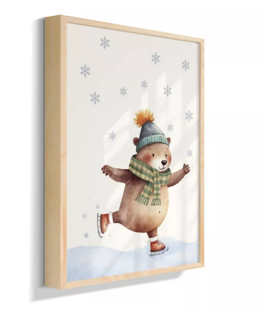 Urso patinando na neve com gorro