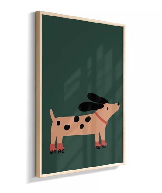 Cachorro marrom com patins, orelhas voando (fundo verde)