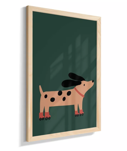 Cachorro marrom com patins, orelhas voando (fundo verde)