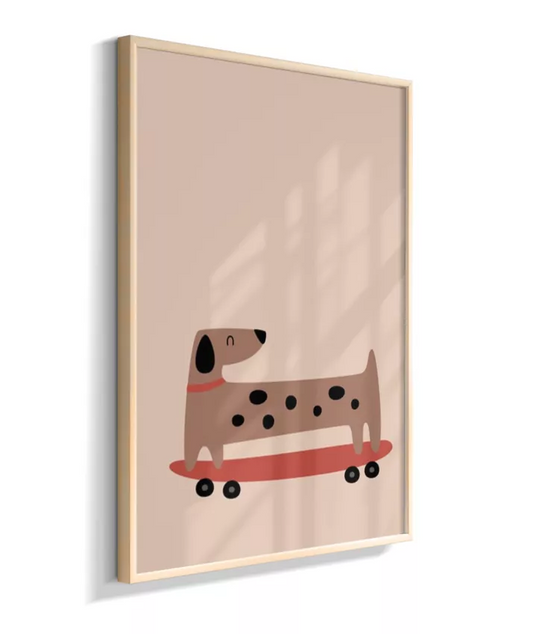 Cachorro salsicha no skate (fundo neutro)