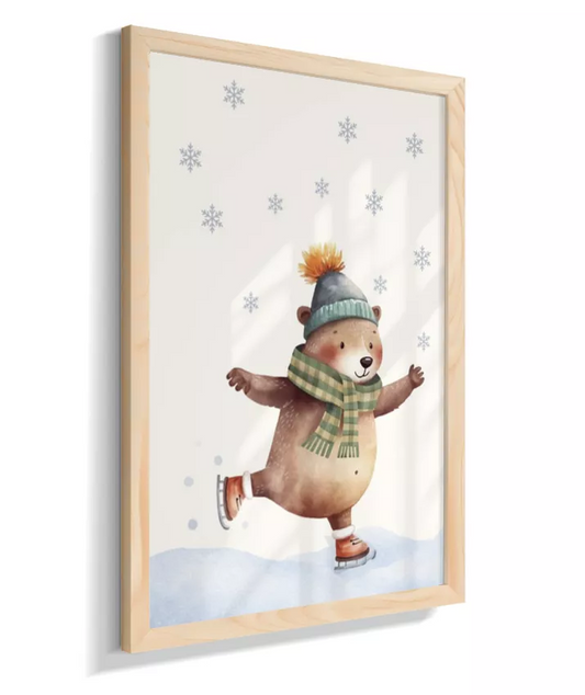 Urso patinando na neve com gorro