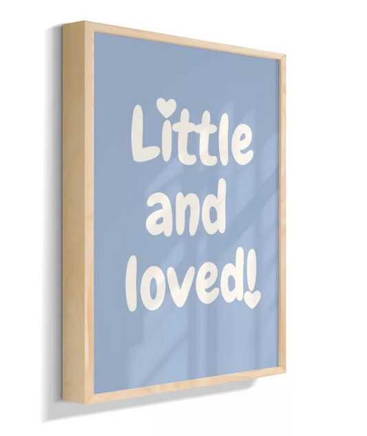 Little and loved! (fundo azul)